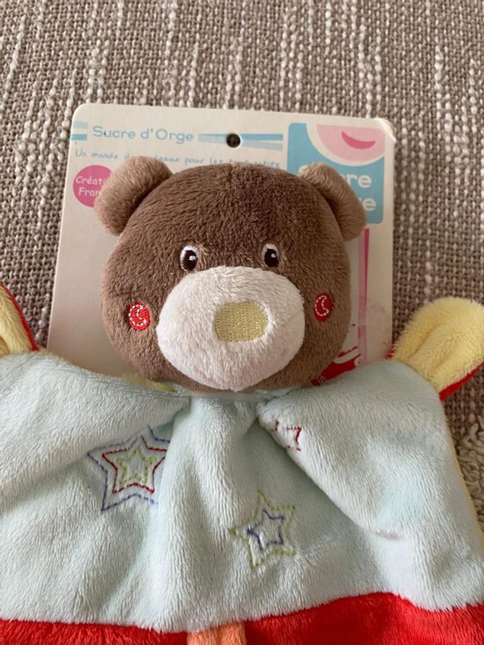 Peluche doudou plat 23cm sucre d’orge ours rouge jaune et bleu étoile neuf étiqueté - photo numéro 4
