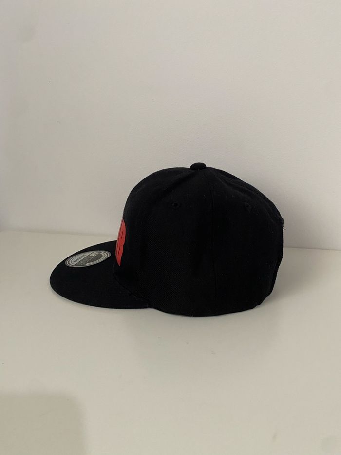 Casquette SnapBack YMCMB noire et rouge - photo numéro 3