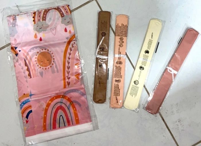 Lot déco anniversaire nappe arc en ciel +fleur en papier neuf - photo numéro 3