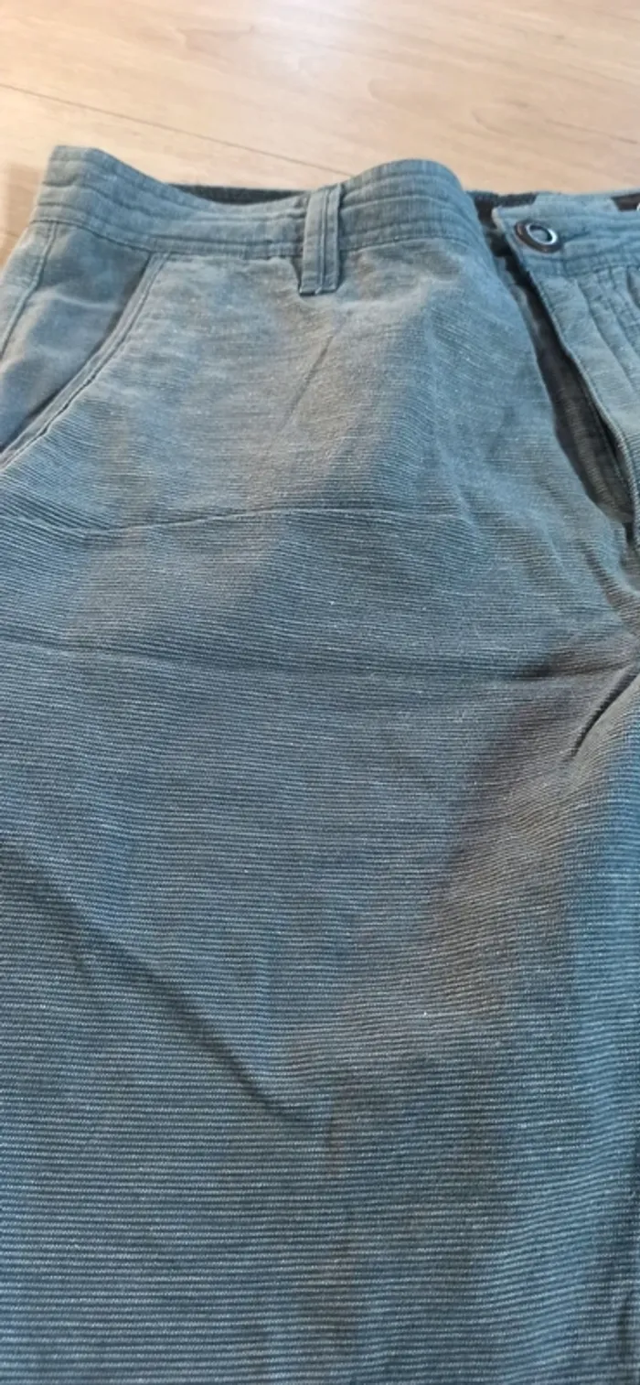 Short volcom taille 31 - photo numéro 2