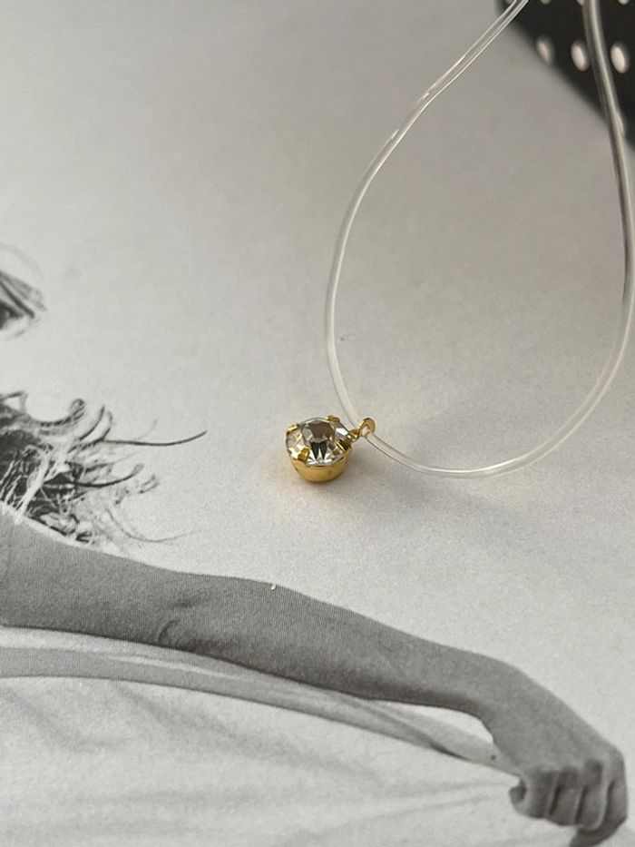 collier fin transparent et pendentif strass