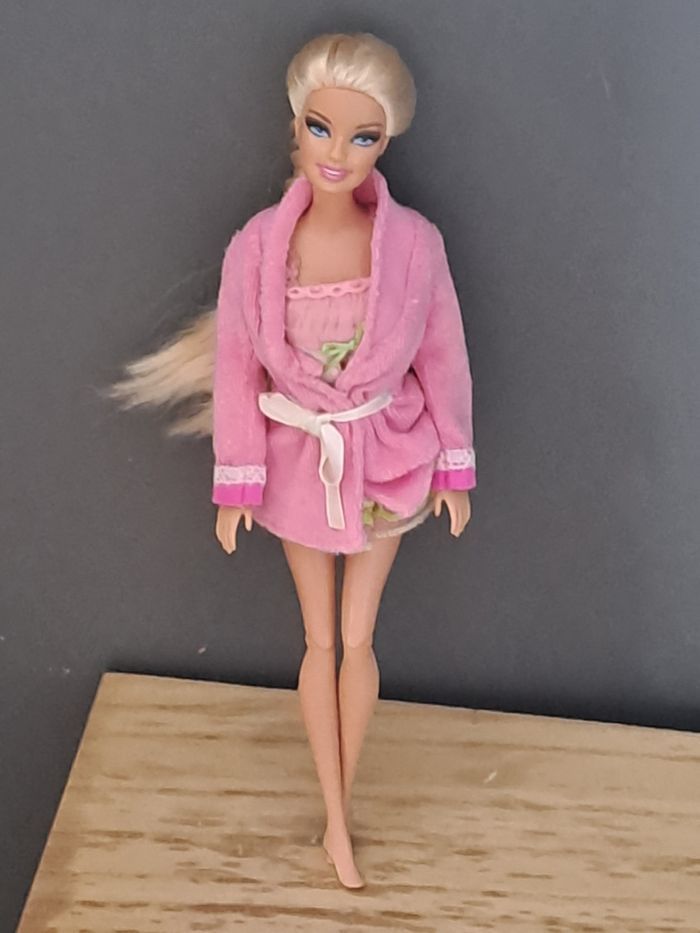 Barbie en nuisette et peignoir