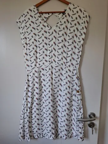 Robe fluide motif plumes neuves valeur 50 euros