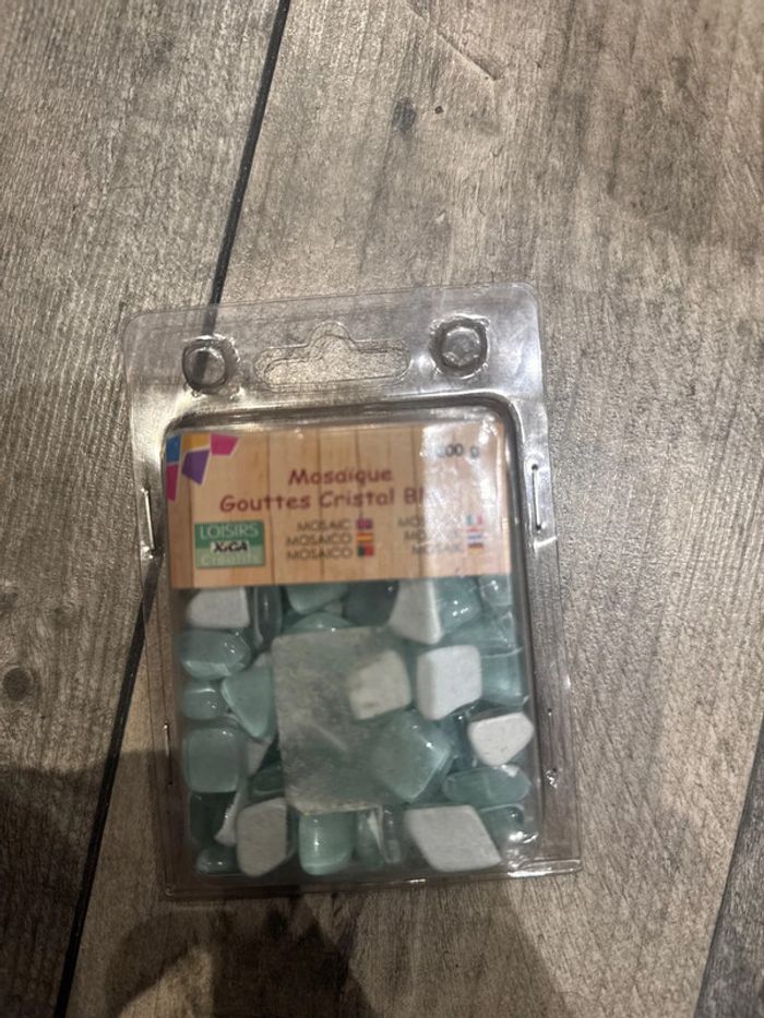 Goutte mosaïque cristal blanc couleur vert d’eau