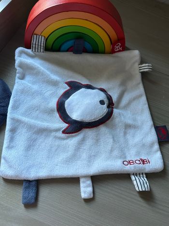 Doudou plat carré blanc étiquettes poisson bleu blanc rouge Obaïbi