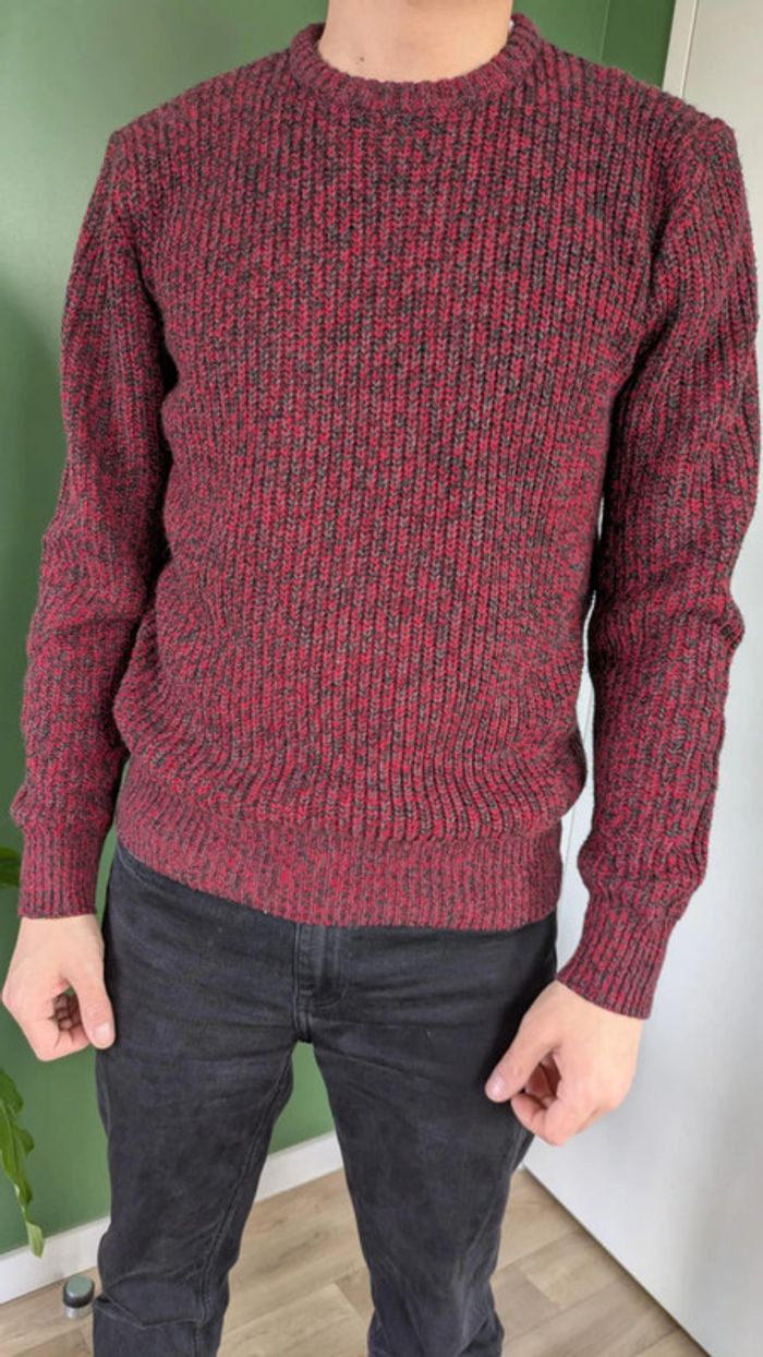 Pull noir et rouge