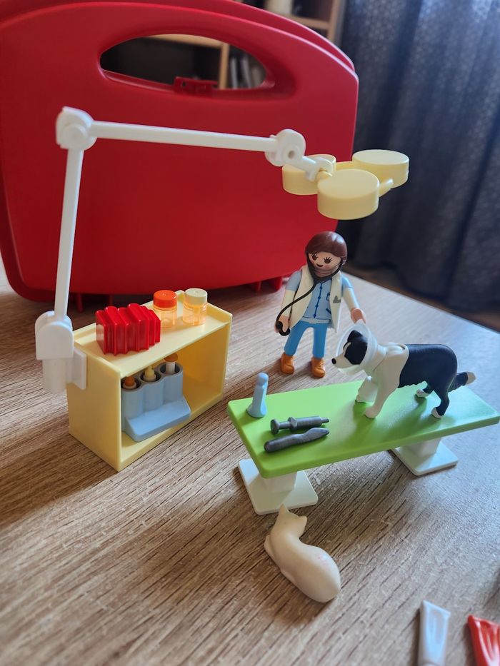 Playmobil 5653 – Valisette Vétérinaire ✨ Notice inclusePlaymobil 5653 – Valisette Vétérinaire en très bon état, idéale pour les petits soigneurs d’animaux 🐶🐱
✅ Notice incluse
✅ Tous les éléments principaux visibles présents
⚠️ Il manque seulement 2 petits - photo numéro 2