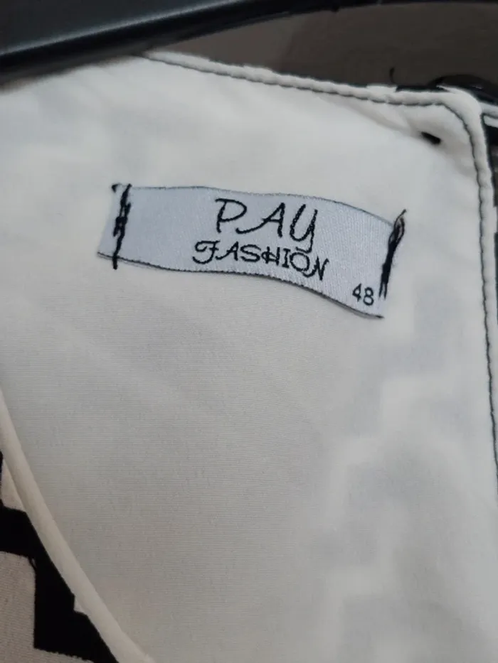 Robe en tailleur blanc et noir - photo numéro 3