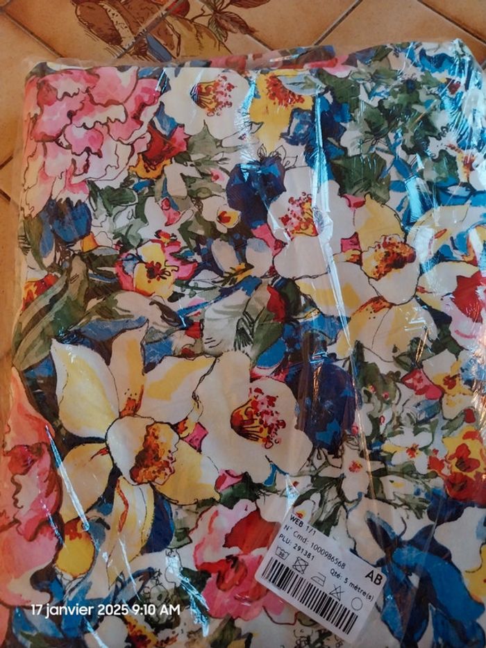 Tissu satin coton imprimé fleurs luxuriantes jaune, bleu et rose – Mondial Tissus 5 m x 1.45 m - photo numéro 6