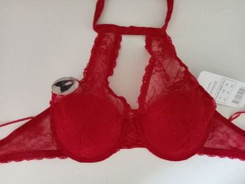 Soutien gorge rouge ras le cou