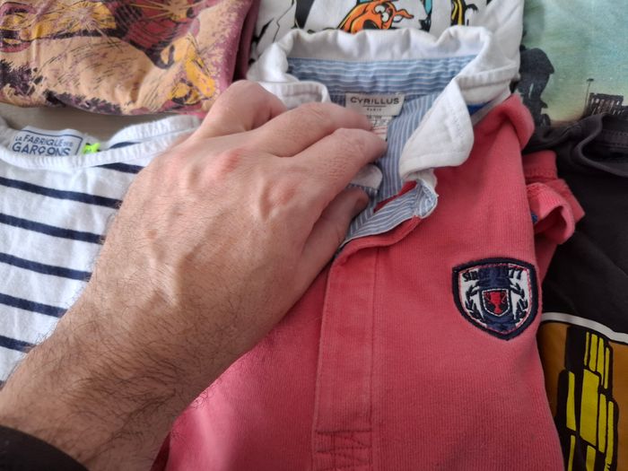 Lot 8 ans garçon 75 pièces, pull, jeans, manteau, tee shirt, cyrillus, hilfiger, benetton, levis - photo numéro 5