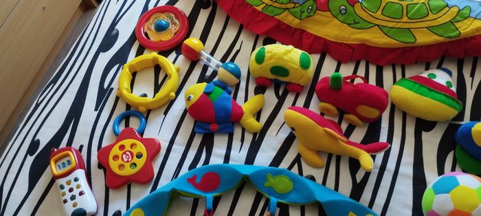 Lot de peluches, jouets et arche 1er âge - photo numéro 2