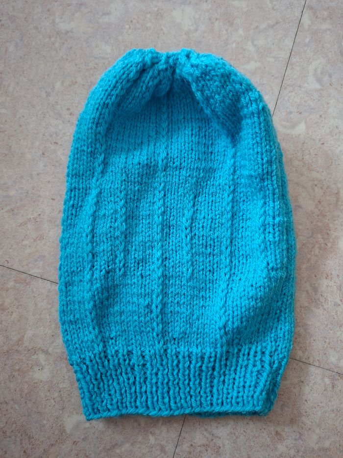 Bonnet en maille bleu avec motifs