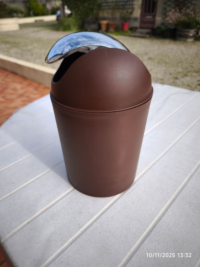 Petite poubelle marron - photo numéro 3