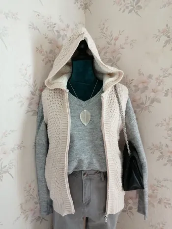 Veste écru à capuche fourrée sans manches style crochet / mim / (S)