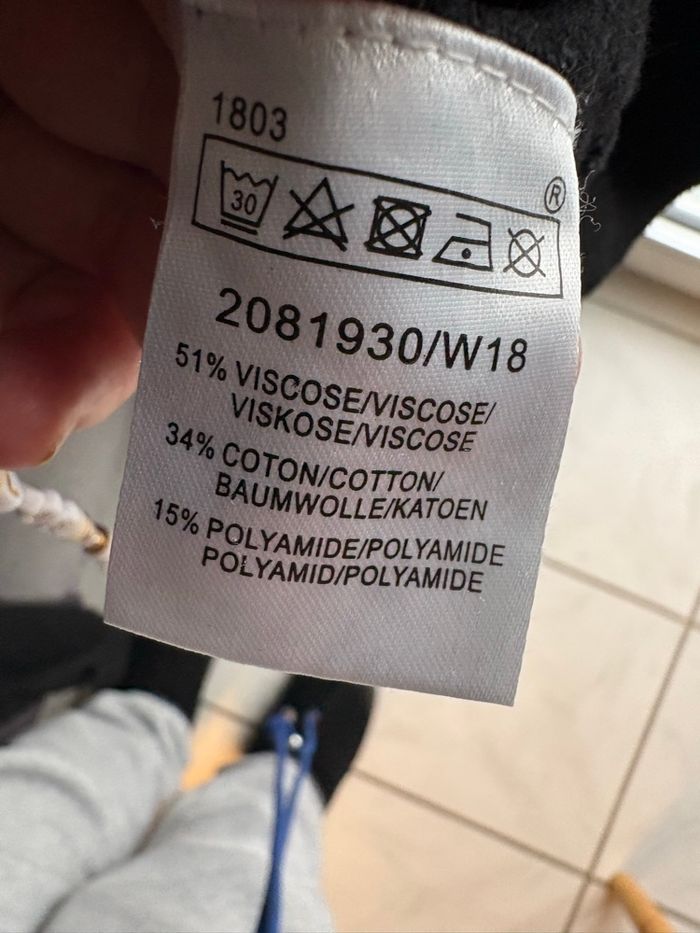 Pull noir col ras avec perles - photo numéro 3