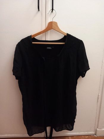 Top noir manches courtes transparentes