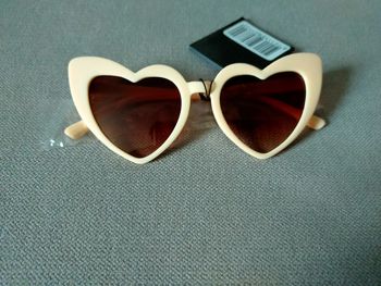 Lunettes de soleil cœur enfant – Monture beige & verres marron