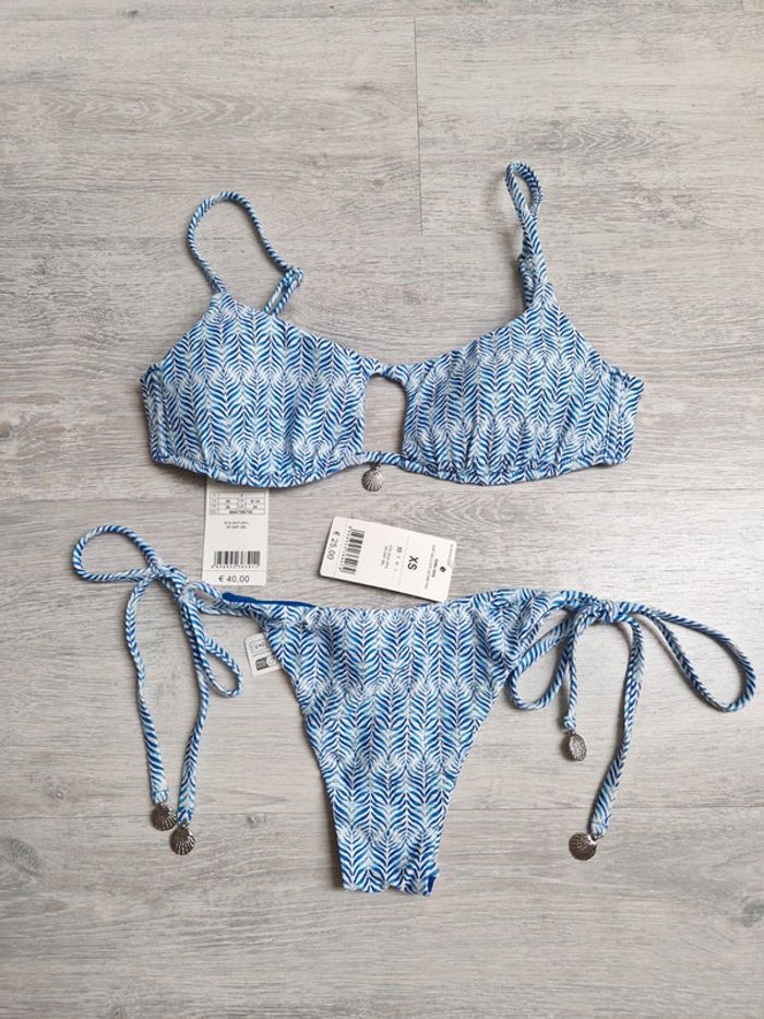 Bikini Calzedonia neuf avec étiquette Bas en XS haut en taille 85 bleu et blanc