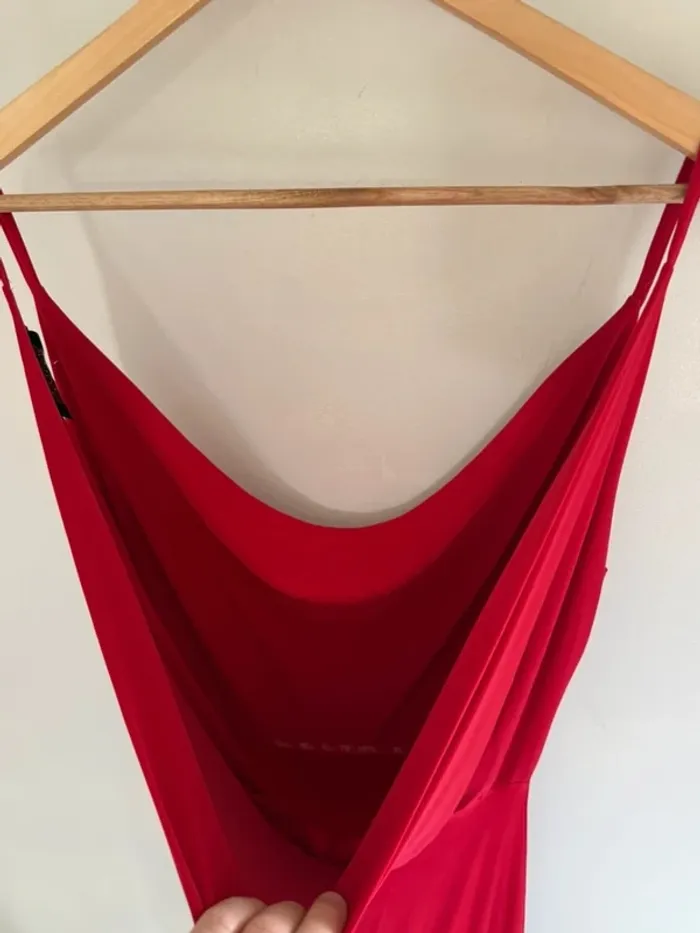Robe rouge dos nu plissé - photo numéro 5