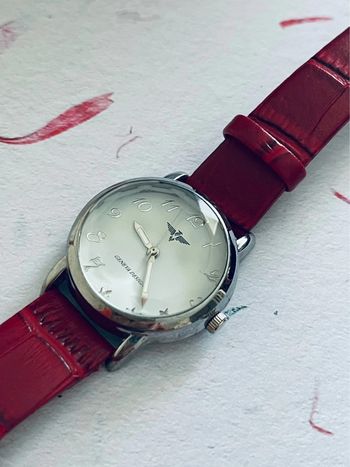 Montre  neuve bracelet cuir rouge neuf