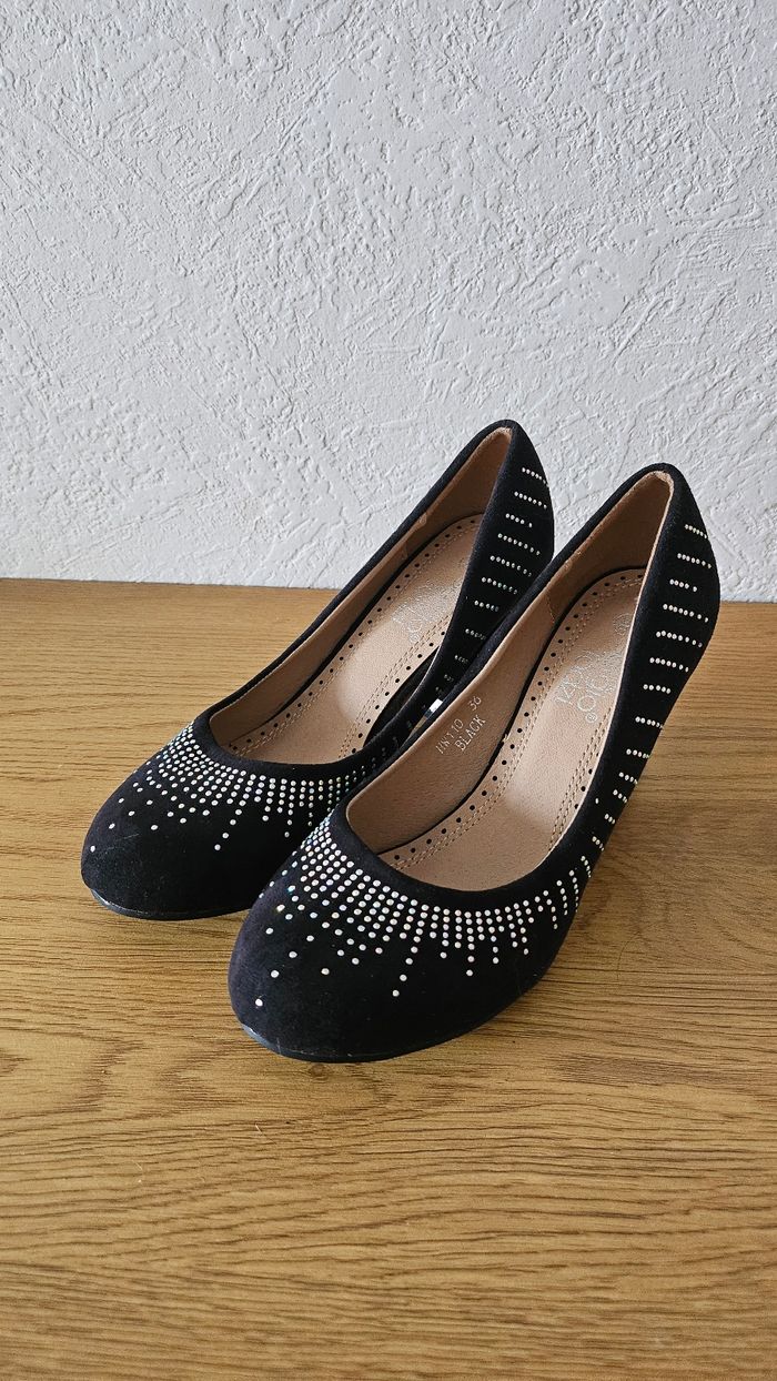 Belles chaussures à talons pointure 36 neuves