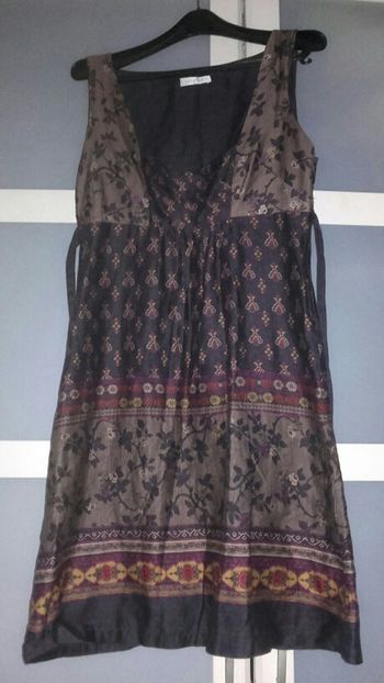 Robe marron foncé à motifs