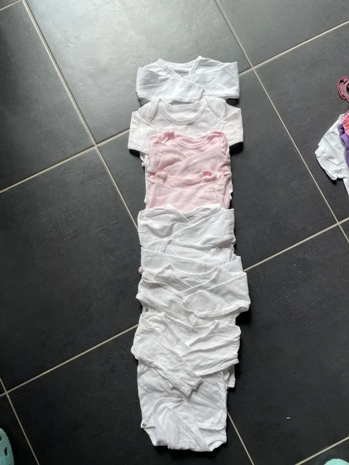 Lot 8 bodies 12 mois
