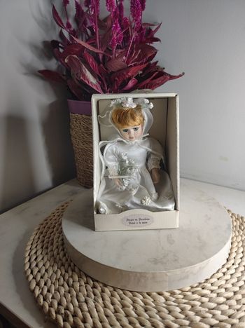 Poupée en porcelaine ancienne