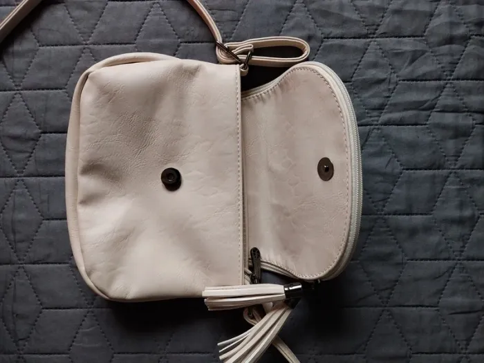 Sac à main/ environ 26 cm X 15 cm. Petite imperfection, voir photo, sinon très bon état. - photo numéro 3