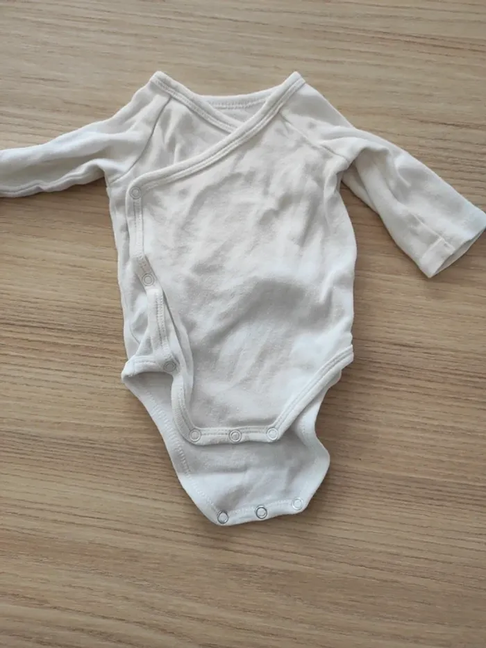 Lot 8 bodys 1 mois satisfaisant - photo numéro 16