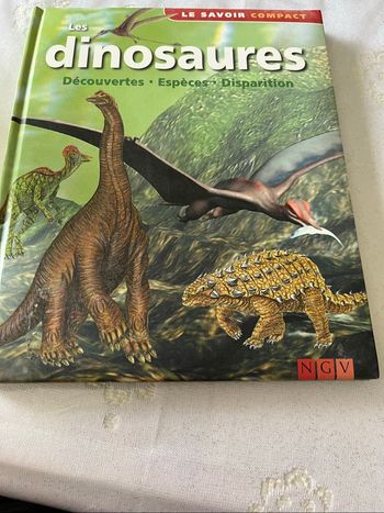 Livre le savoir compact. Les dinosaures