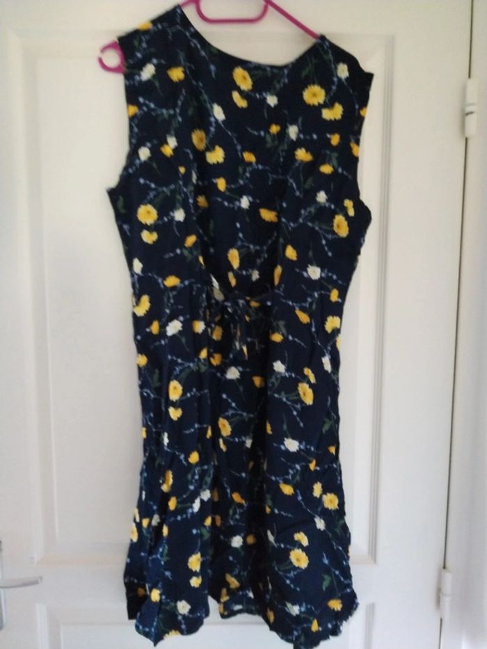Jolie robe fleurie neuve juste lavée taille 48