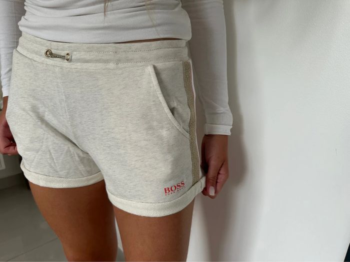 Short Hugo boss neuf 16 ans - photo numéro 2