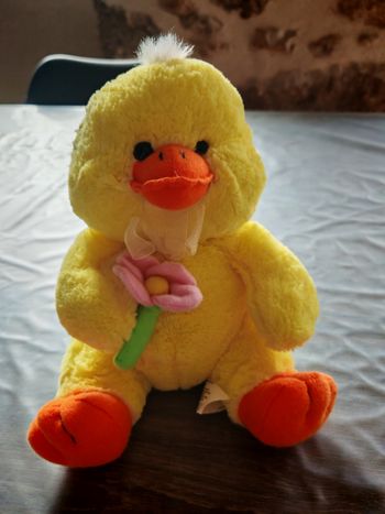 Peluchr poussin avec fleur