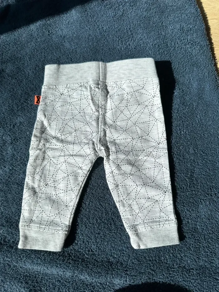 Pantalon gris 3 mois - photo numéro 2