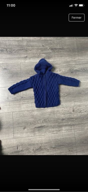 Gilet à zip avec capuche tricoté main taille 3 ans