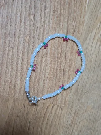 bracelet en perle blanche avec perle rouge et verte pour faire les cerises