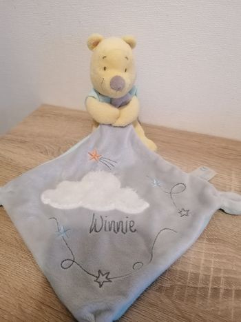Doudou plat Winnie l'ourson tenant son mouchoir, nicotoy