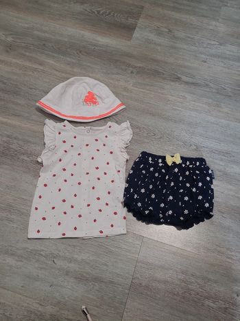 Haut blanc, short marine et bob