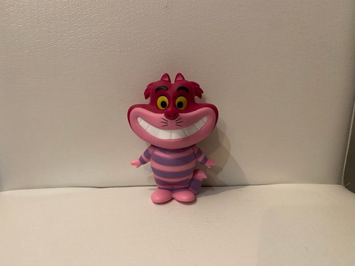 Figurine chat alice au pays des merveilles disney