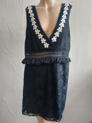 Robe en dentelle noire avec fleurs