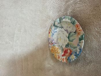 Cendrier en métal – motif fleuri vintage