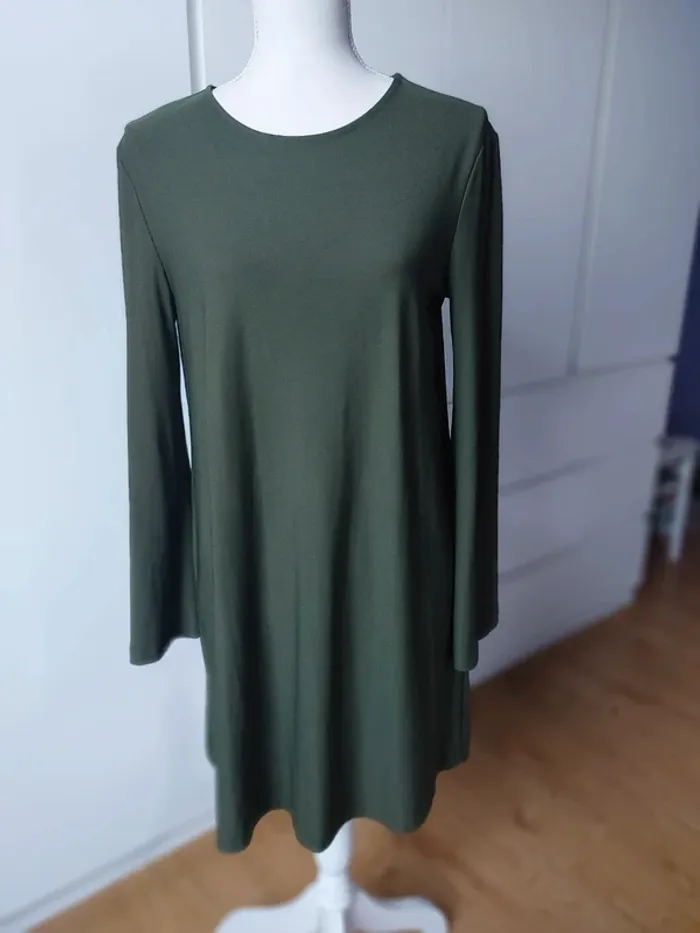 Jolie robe évasée manches trompette kaki