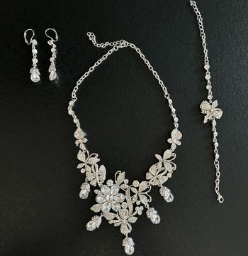 Parure  de bijoux neuf
