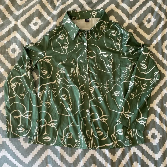 chemise verte avec illustration
