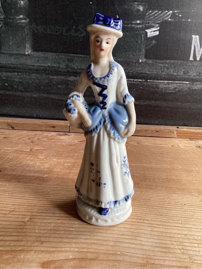 Figurine en porcelaine vintage - photo numéro 1