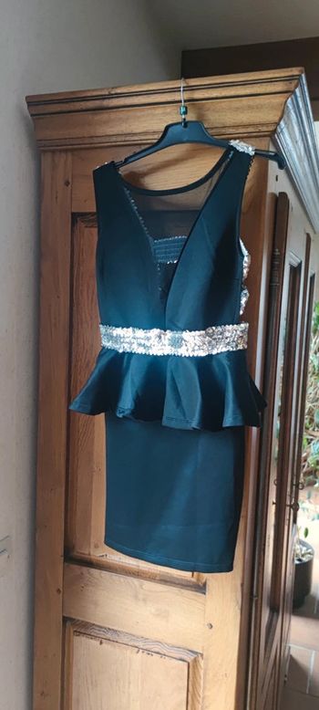 Robe noire et sequins argent taille 1