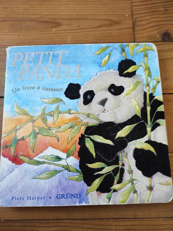 Petit panda livre à caresser