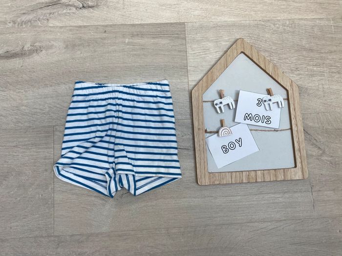 Short blanc rayé marine